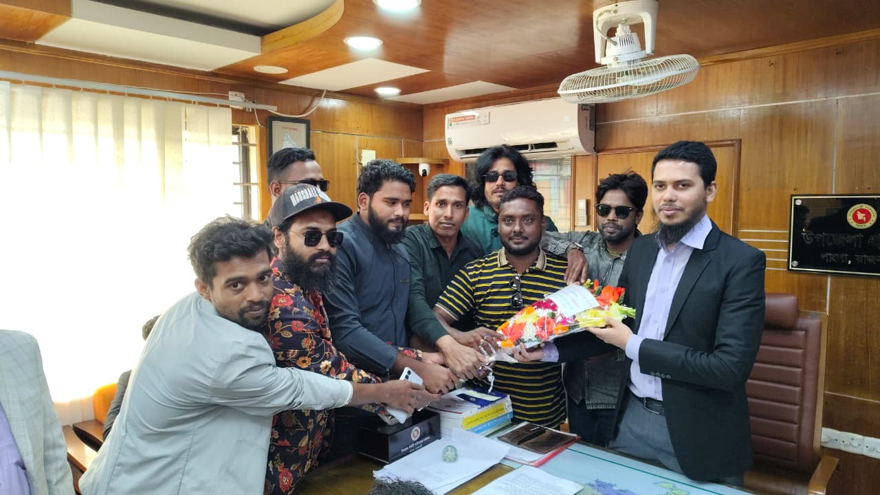 পাংশা উপজেলা তরুণ দলের পক্ষ থেকে ইউএনওকে ফুলেল শুভেচ্ছা